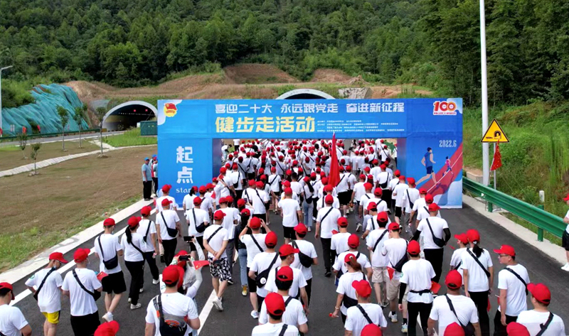 池州市團(tuán)委“喜迎二十大、奮進(jìn)新征程、永遠(yuǎn)跟黨走”健步走活動在公司G318項目舉行6